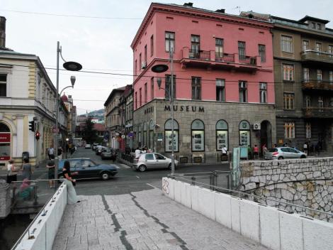 Sarajevo: Lateinerbrücke mit Ort des Mordes 1914 (2015)