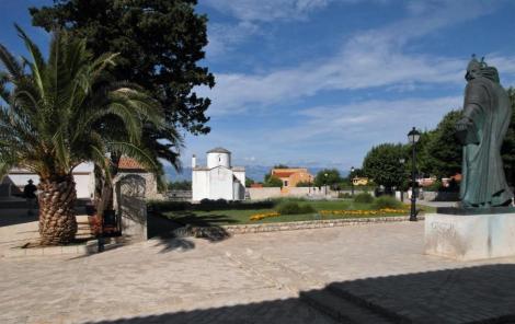 Bild Nin Blick zur Heilig-Kreuz-Kirche rechts Grgur Ninski-Statue
