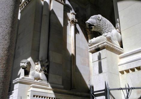 Split: Diokletianspalast - Kathedrale romanische Löwenfiguren am Fuß des Glockenturms (2016)