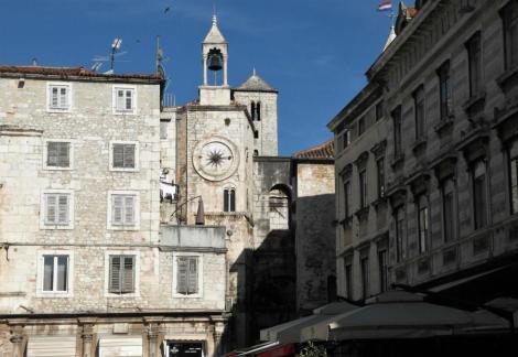 Split: Volksplatz - romanisches Turmhaus mit gotischem Glockenturm, dahinter Eisernes Tor [Porta Ferrea] (2016)