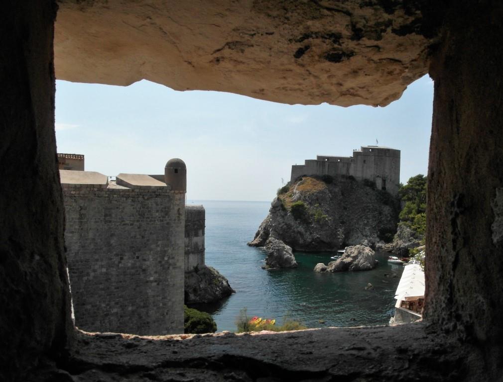 Dubrovnik: Stadtmauer, rechts hinten Lovrijenac-Festung (2015)