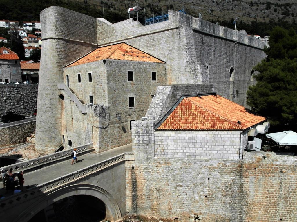 Dubrovnik: Blick von der Stadtmauer zur Revelin-Festung (2015)