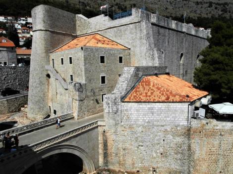 Dubrovnik: Blick von der Stadtmauer zur Revelin-Festung (2015)