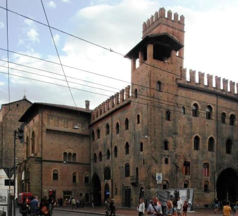 Palazzo Re Enzo, dahinter Arengo-Turm (2017)