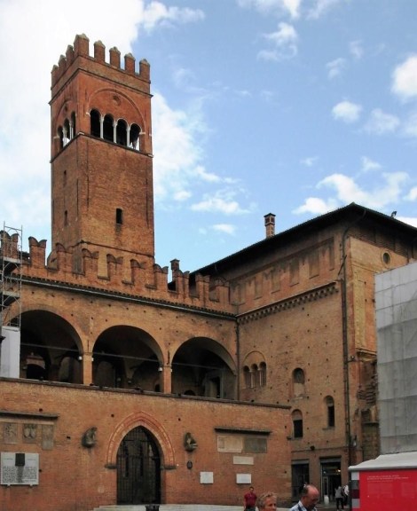 Links Palazzo Re Enzo, rechts Palazzo del Podesta, dahinter Arengo-Turm (2017)