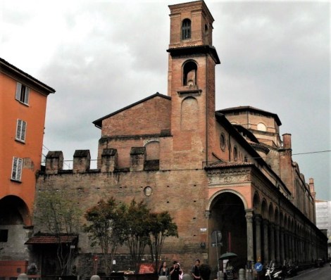 Vorne Oratorium S. Cecilia, dahinter Kirche San Giacomo Maggiore (2017)