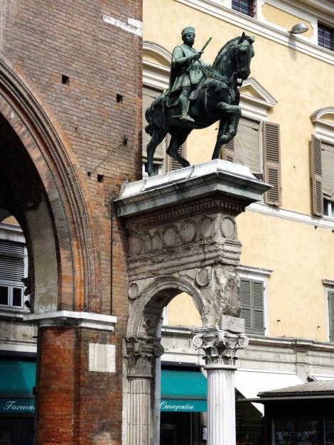 Rathaus: Reiterstandbild von Niccolo III. d'Este auf einem von Alberti entworfenen Bogen (2017)