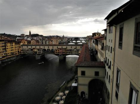 Blick aus den Uffizien zu den Brücken über den Arno, vorne der Ponte Vecchio (2017)