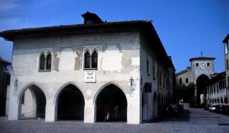 Spilimbergo: links Loggia del Daziario, rechts hinten Torre oriental (1999)