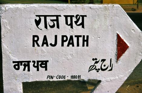 Delhi: Straße "Rajpath" in Neu-Delhi [Schriften: oben Hindi, unten Punjabi und Urdu] (2000)