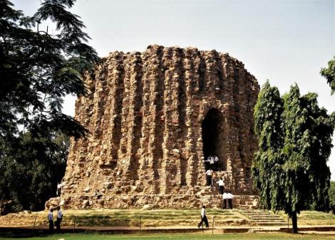 Delhi: Qutb Minar - Unvollendetes Minarett Alai Minar (2000)