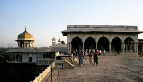 Agra: Fort - rechts Diwan-i-Khas, links Musamman Burj [achteckiger Turm] (2000)