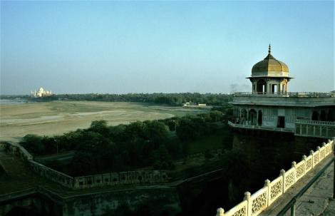 Agra: Fort - Musamman Burj [achteckiger Turm] und Blick zum Taj Mahal (2000)