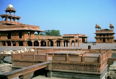 Fatehpur Sikri: Blick aus dem Privathof zum Pachisi-Hof mit Panch Mahal und Privater Audienzhalle (2000)