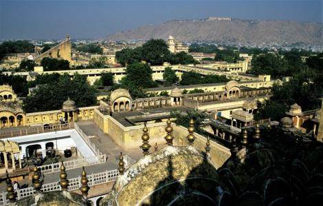 Jaipur: Blick vom Palast der Winde zu Observatorium, Palast und Fort Nahagarh (2000)