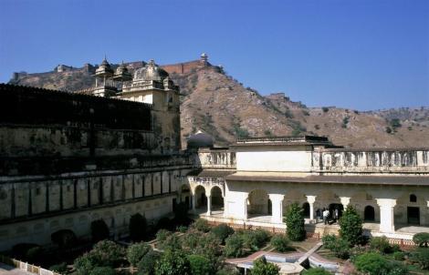 Amber: Palast - Blick in den 3. Hof, hinten Fort Jaigarh (2000)
