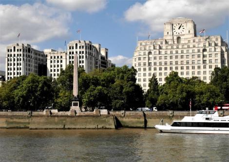 Kleopatras Nadel, rechts Hotel Savoy (2014)