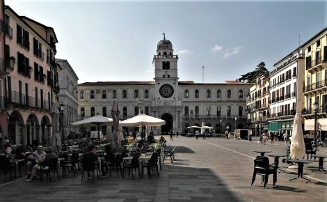 Piazza dei Signori, hinten Palazzo Capitanio (2017)