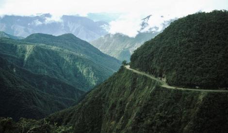 Yungas [Ostrand der Cordillera Real] bei Unduavi, hier mit der Yungas-Straße ["Camino de la Muerte" = Todesstraße] (2005)