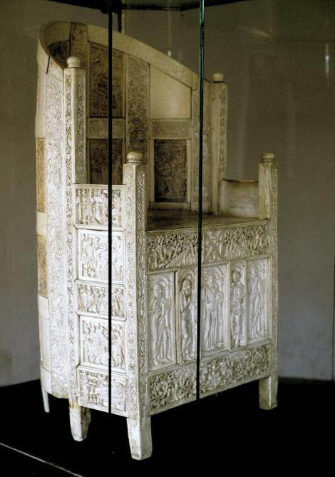 Erzbischöfliches Museum: Elfenbeinstuhl des Erzbischofs Maximinian (1988)