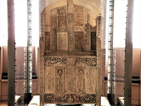 Erzbischöfliches Museum: Elfenbeinstuhl des Erzbischofs Maximinian (2017)
