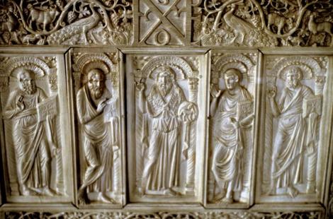 Erzbischöfliches Museum: Elfenbeinstuhl des Erzbischofs Maximinian - Darstellung der vier Evangelisten und in der Mitte Johannes der Täufer (2017)