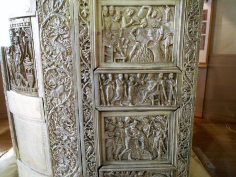 Erzbischöfliches Museum: Elfenbeinstuhl des Erzbischofs Maximinian - Armlehne mit Szenen des Josephszyklus (2017)