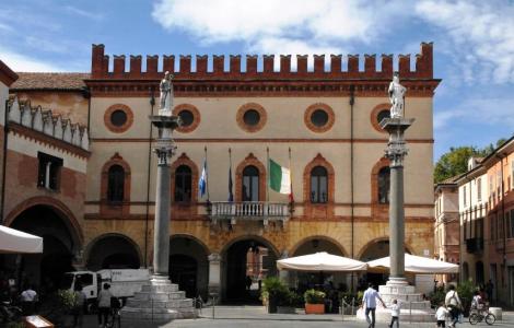 Piazza del Popolo: Rathaus, davor Säulen mit Apollinaris und Vitalis (2017)