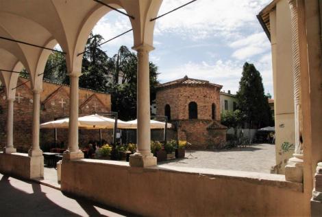 Blick aus S. Spirito [Vorhalle] zum Baptisterium der Arianer (2017)