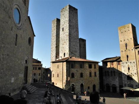 Domplatz: Salvucci-Zwillingstürme, rechts Alter Palazzo del Podesta (2017)