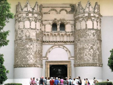 Damaskus: Nationalmuseum - Fassade des Wüstenschlosses Kasr el Heir-West (2008)
