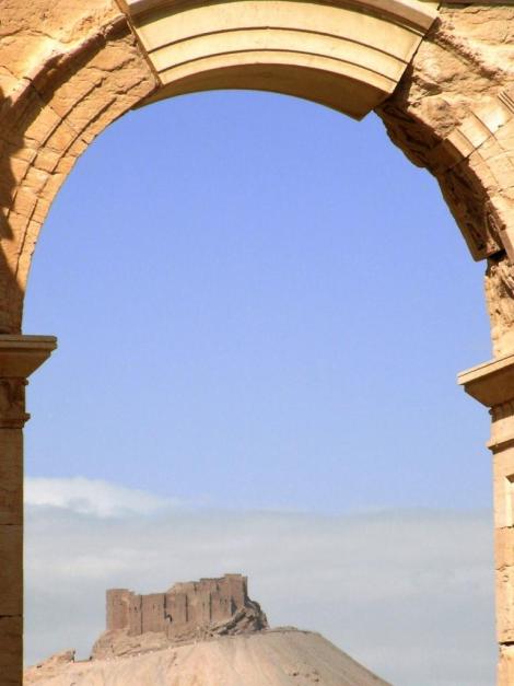 Blick durch das Bogentor zur arabischen Burg (2008)