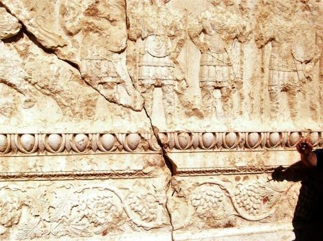 Baal-Tempel: Cella - Deckenbalken des Peristyls: Kampf des Baal gegen ein Ungeheuer mit Schlangenbeinen (2008)