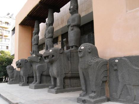 Aleppo Nationalmuseum: Eingang mit Kopien der Portalfiguren aus Tell Halaf (2008)