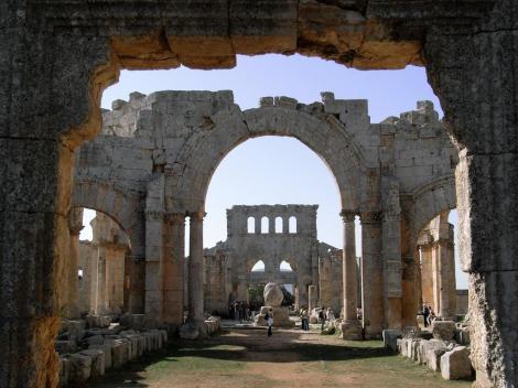 Simeonskloster: Blick durch die Nordbasilika zum Oktogon mit dem Säulenrest (2008)