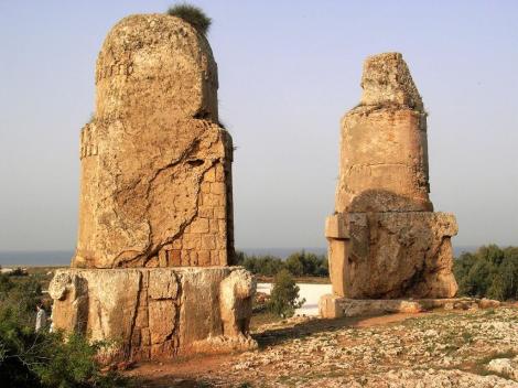 Amrit: Grabdenkmäler [Spindeln bzw. Meghazile] (2008)