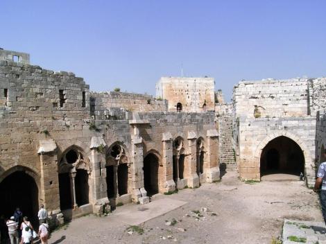 Krak des Chevaliers: Unterer Hof, links Vorhalle des Großen Saals (2008)