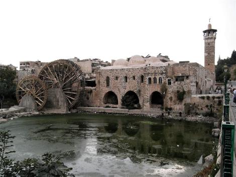 Hama: Wasserräder ["Norias"] am Orontes, rechts Nuri-Moschee (2008)