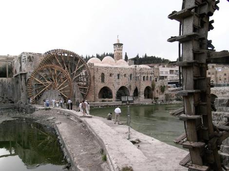 Hama: Wasserräder ["Norias"] am Orontes, rechts Nuri-Moschee (2008)