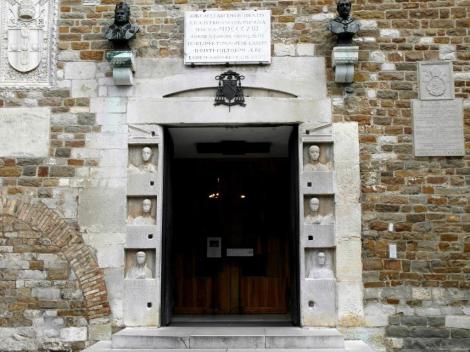 Dom: Portal mit römischen Grabsteinen (2017)