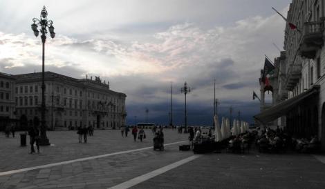 Platz der italienischen Einheit, links das Gebäude des Triester Lloyds (2017)