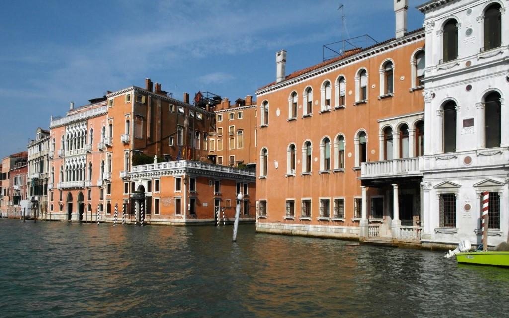 Canal Grande: links Palazzo Pisani Moretta und Palazzo Barbarigo della Terrazza, rechts Palazzo Cappello Layard (2017)