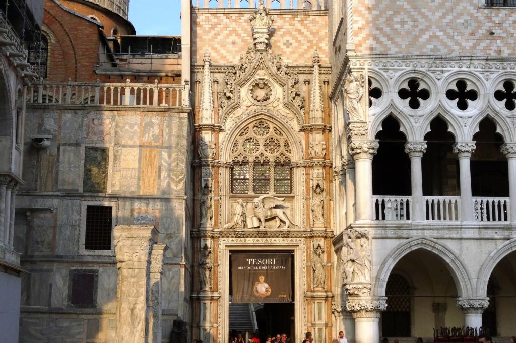 Dogenpalast: Hauptportal [Porta della Carta] (2017)