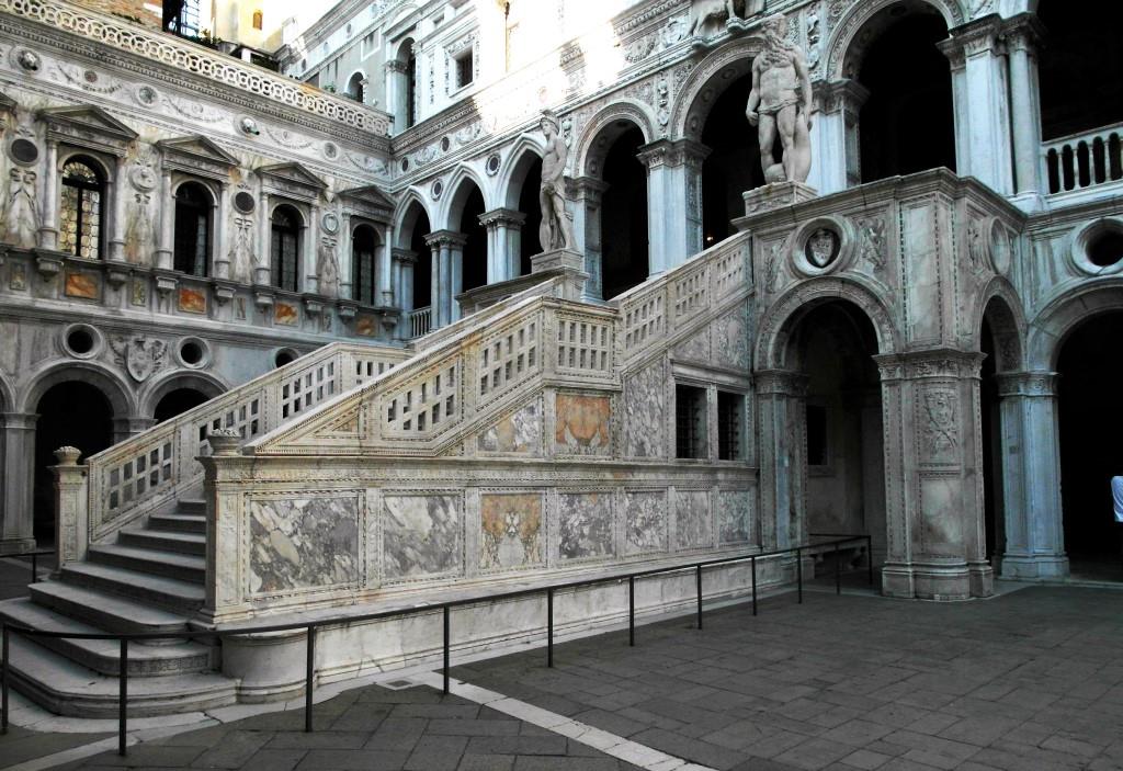 Dogenpalast: Riesentreppe im Innenhof (2017)