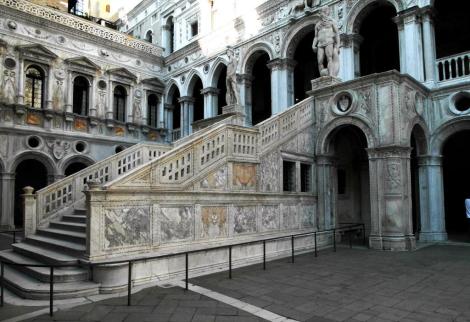 Dogenpalast: Riesentreppe im Innenhof (2017)