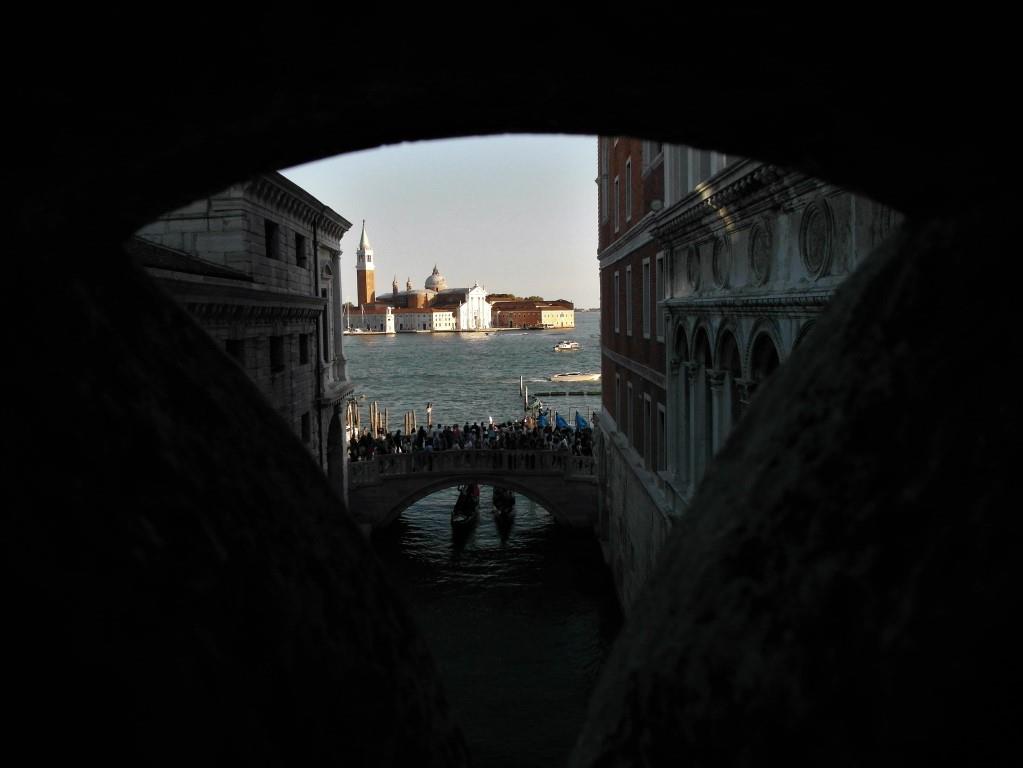 Dogenpalast: Blick von der Seufzerbrücke zu San Giorgio Maggiore (2017)