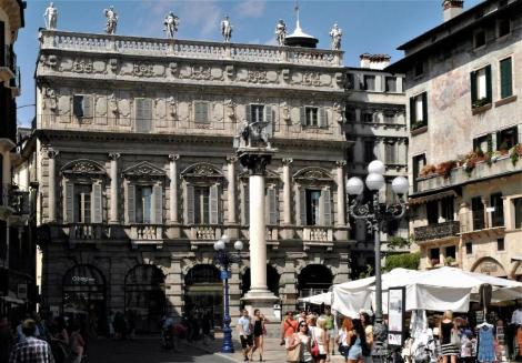 Piazza delle Erbe: Palazzo Maffei, davor venezianische Säule (2017)