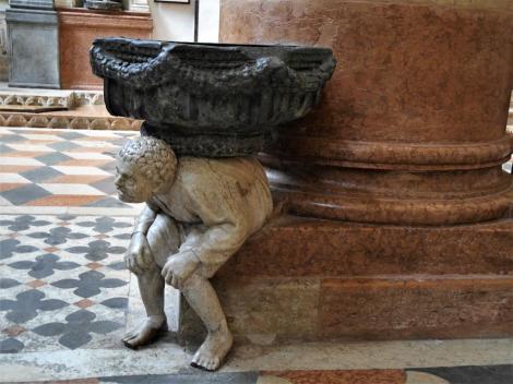 Kirche Sant' Anastasia: Weihwasserbecken (2017)