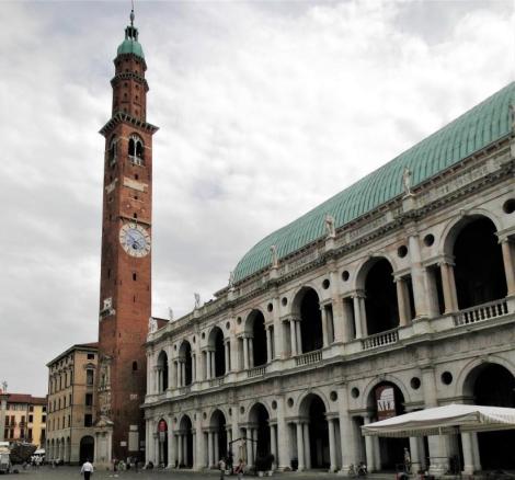 Basilica Palladiana [Nordseite] und Stadtturm Torre di Piazza (2017)