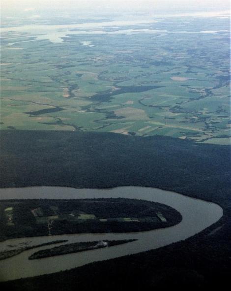 Blick auf den Iguaçu mit seinem Regenwald [vorne] und auf den Itaipú-Stausee [hinten] (2003)